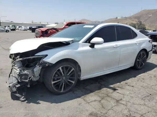 4T1B61HK1JU073676 2018 TOYOTA CAMRY - Image 1