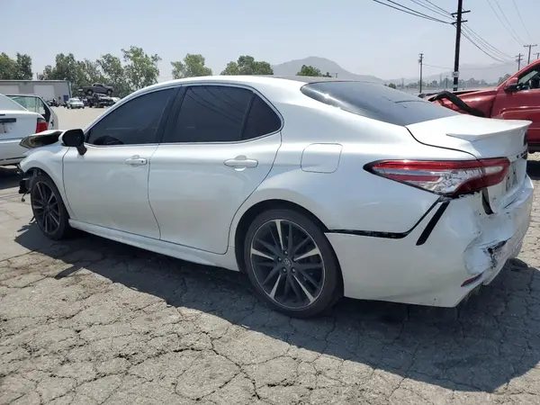 4T1B61HK1JU073676 2018 TOYOTA CAMRY - Image 2