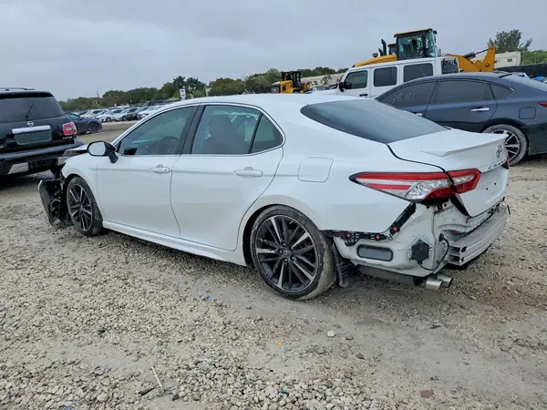 4T1B61HK1JU077890 2018 TOYOTA CAMRY - Image 2