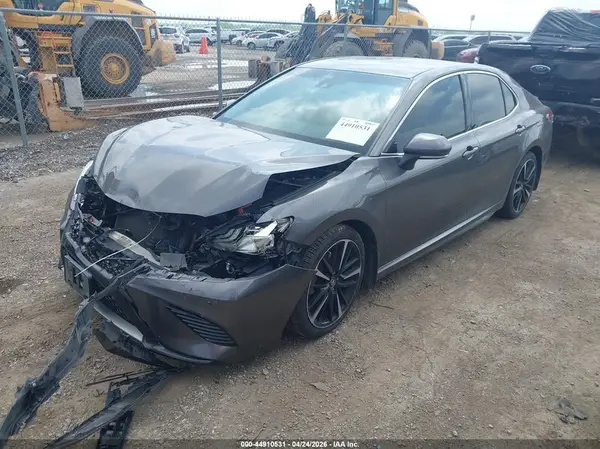 4T1B61HK1JU090283 2018 TOYOTA CAMRY - Image 2