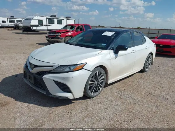 4T1B61HK1JU144682 2018 TOYOTA CAMRY - Image 2