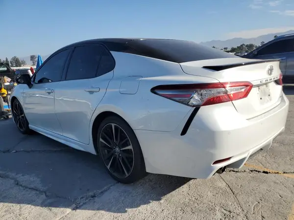 4T1B61HK1JU146402 2018 TOYOTA CAMRY - Image 2