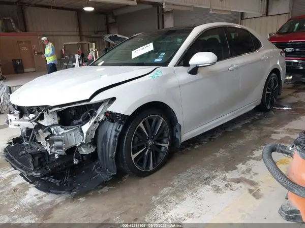 4T1B61HK1JU670584 2018 TOYOTA CAMRY - Image 2