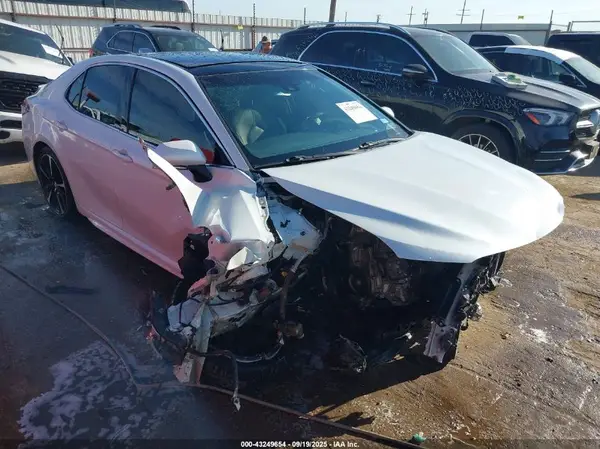 4T1B61HK2JU032070 2018 TOYOTA CAMRY - Image 1
