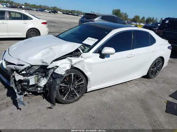 4T1B61HK2JU048558 2018 TOYOTA CAMRY - Image 2