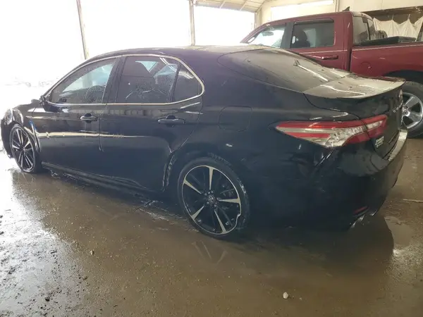 4T1B61HK2JU090261 2018 TOYOTA CAMRY - Image 2
