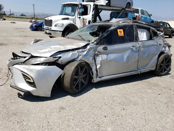 4T1B61HK2JU103042 2018 TOYOTA CAMRY - Image 1