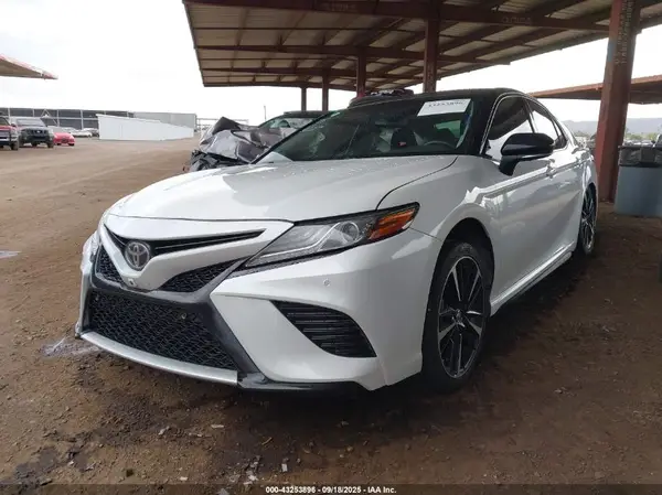 4T1B61HK2JU118043 2018 TOYOTA CAMRY - Image 2