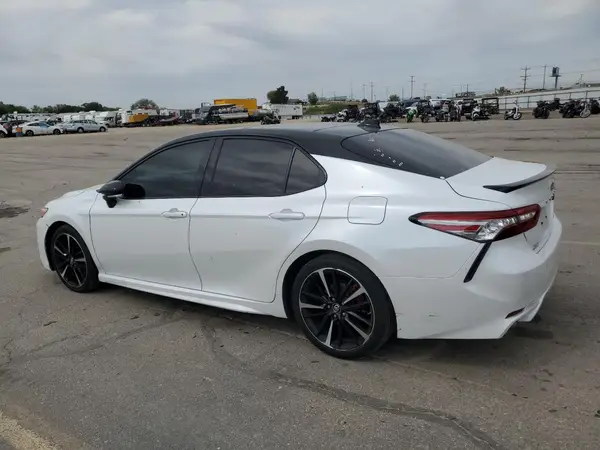 4T1B61HK2JU137062 2018 TOYOTA CAMRY - Image 2