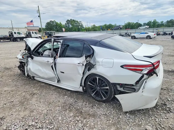 4T1B61HK2JU139572 2018 TOYOTA CAMRY - Image 2