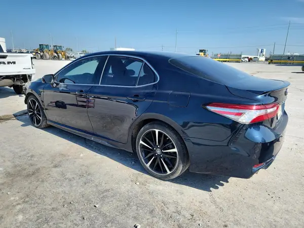 4T1B61HK2JU588282 2018 TOYOTA CAMRY - Image 2