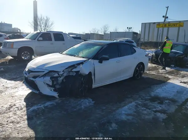 4T1B61HK2KU293975 2019 TOYOTA CAMRY - Image 2