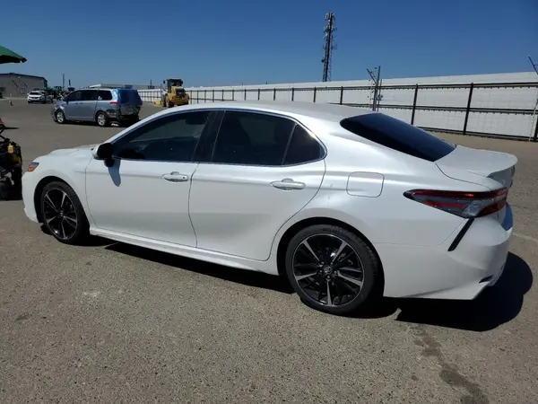 4T1B61HK3JU002348 2018 TOYOTA CAMRY - Image 2