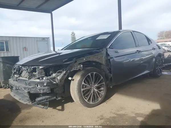 4T1B61HK3JU004875 2018 TOYOTA CAMRY - Image 2