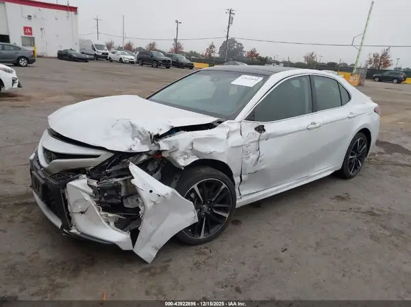 4T1B61HK3JU032563 2018 TOYOTA CAMRY - Image 2