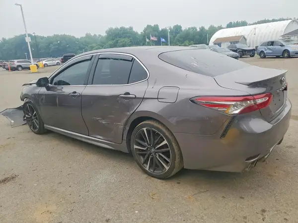 4T1B61HK3JU043062 2018 TOYOTA CAMRY - Image 2