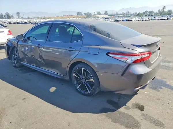 4T1B61HK3JU048701 2018 TOYOTA CAMRY - Image 2