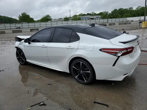 4T1B61HK3JU056717 2018 TOYOTA CAMRY - Image 2