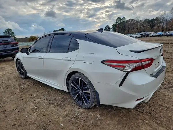 4T1B61HK3JU109965 2018 TOYOTA CAMRY - Image 2