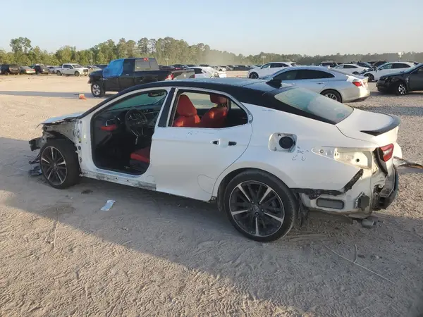 4T1B61HK3JU120304 2018 TOYOTA CAMRY - Image 2