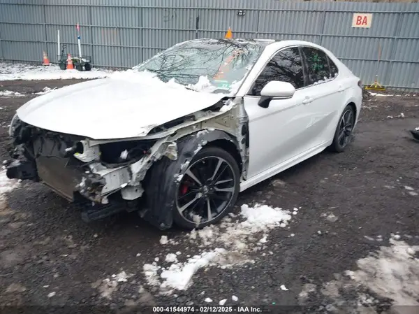 4T1B61HK3JU130928 2018 TOYOTA CAMRY - Image 2