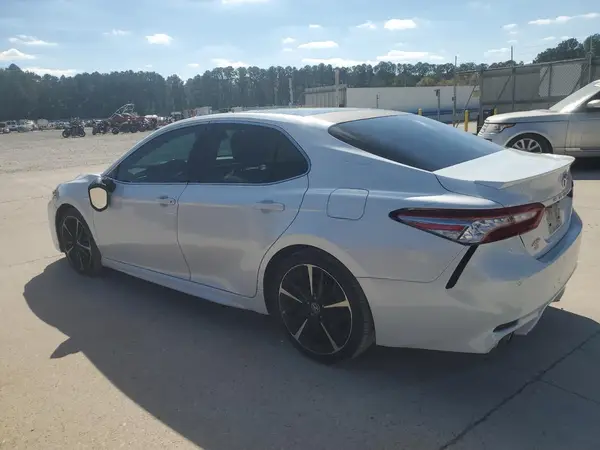4T1B61HK3JU667167 2018 TOYOTA CAMRY - Image 2