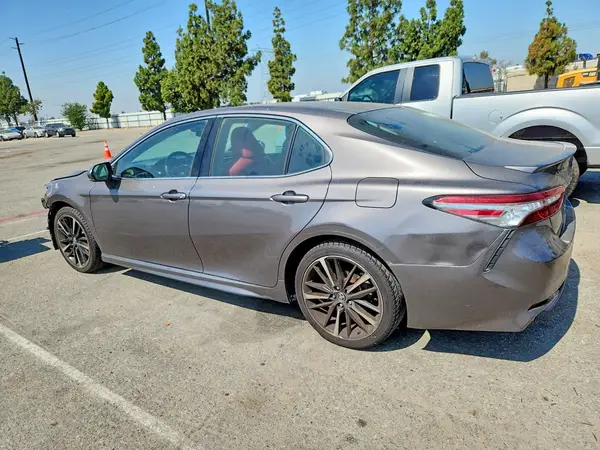 4T1B61HK4JU070626 2018 TOYOTA CAMRY - Image 2