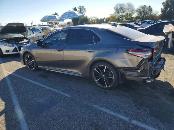 4T1B61HK4JU096689 2018 TOYOTA CAMRY - Image 2