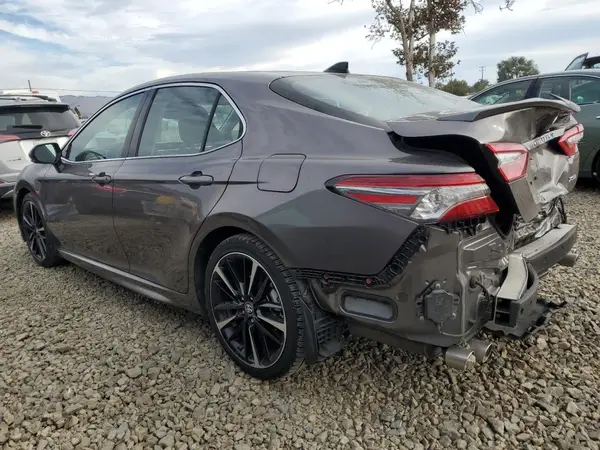4T1B61HK4JU105505 2018 TOYOTA CAMRY - Image 2