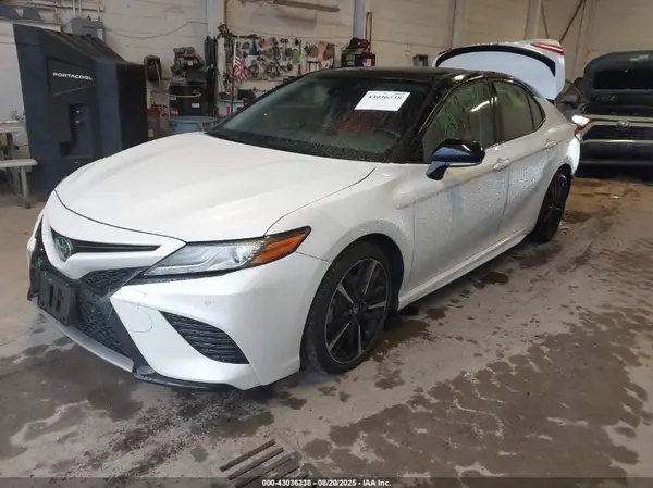 4T1B61HK4JU132977 2018 TOYOTA CAMRY - Image 2