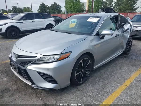 4T1B61HK4JU137404 2018 TOYOTA CAMRY - Image 2