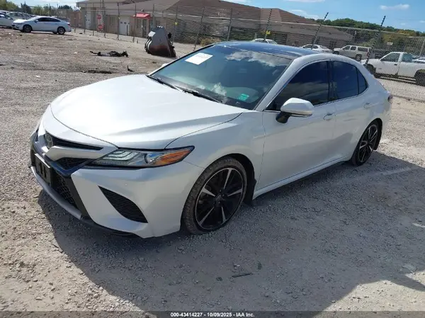 4T1B61HK4JU140285 2018 TOYOTA CAMRY - Image 2