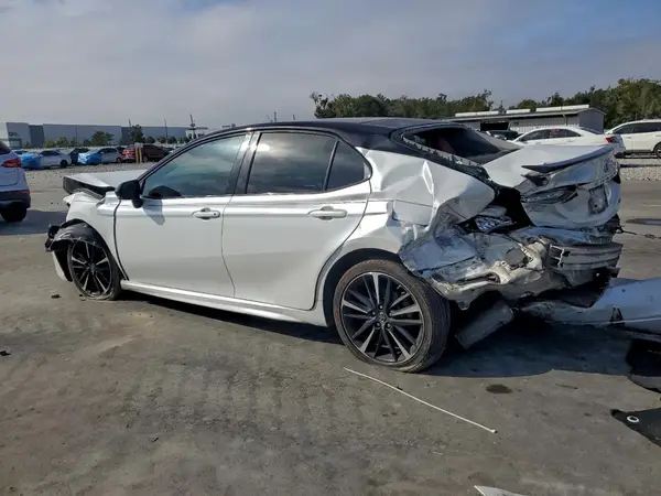 4T1B61HK4JU143350 2018 TOYOTA CAMRY - Image 2