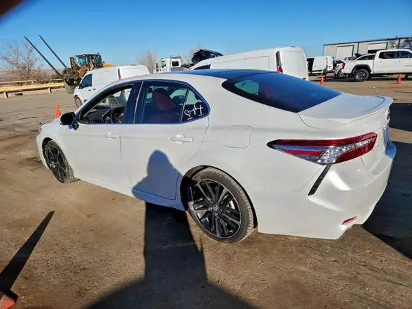 4T1B61HK4JU156700 2018 TOYOTA CAMRY - Image 2
