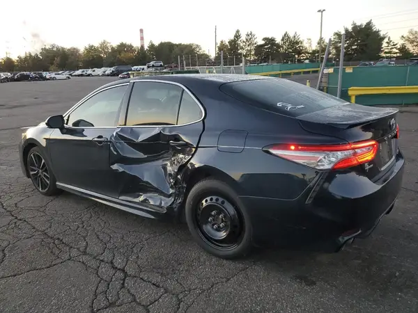 4T1B61HK4JU627339 2018 TOYOTA CAMRY - Image 2