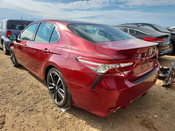 4T1B61HK4JU649597 2018 TOYOTA CAMRY - Image 2