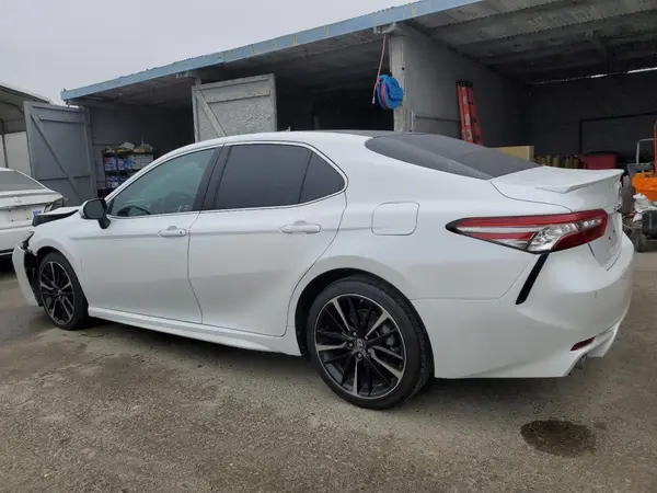 4T1B61HK4JU660096 2018 TOYOTA CAMRY - Image 2