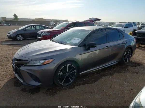 4T1B61HK5JU066682 2018 TOYOTA CAMRY - Image 2