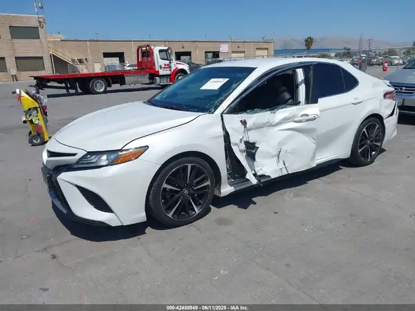 4T1B61HK5JU073292 2018 TOYOTA CAMRY - Image 2