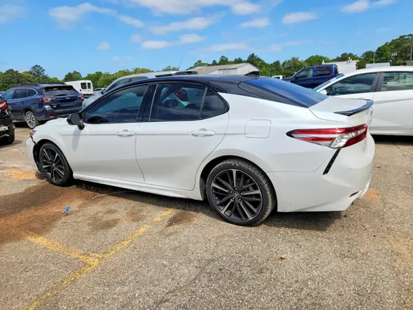 4T1B61HK5JU106971 2018 TOYOTA CAMRY - Image 2