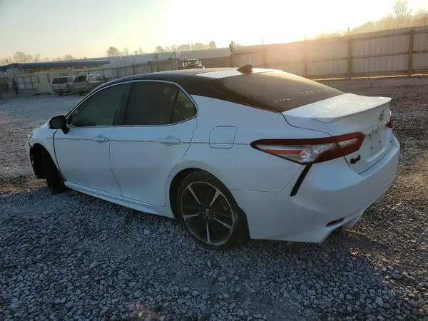 4T1B61HK5JU107974 2018 TOYOTA CAMRY - Image 2
