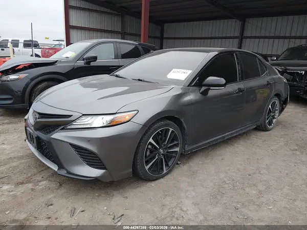 4T1B61HK6JU010573 2018 TOYOTA CAMRY - Image 2