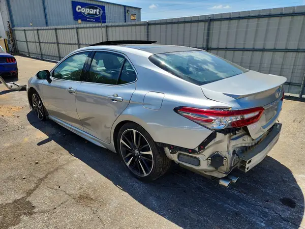 4T1B61HK6JU056808 2018 TOYOTA CAMRY - Image 2