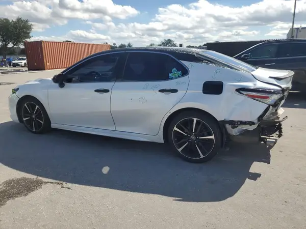 4T1B61HK6JU057571 2018 TOYOTA CAMRY - Image 2