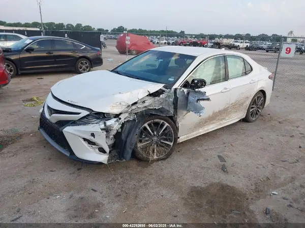 4T1B61HK6JU069333 2018 TOYOTA CAMRY - Image 2