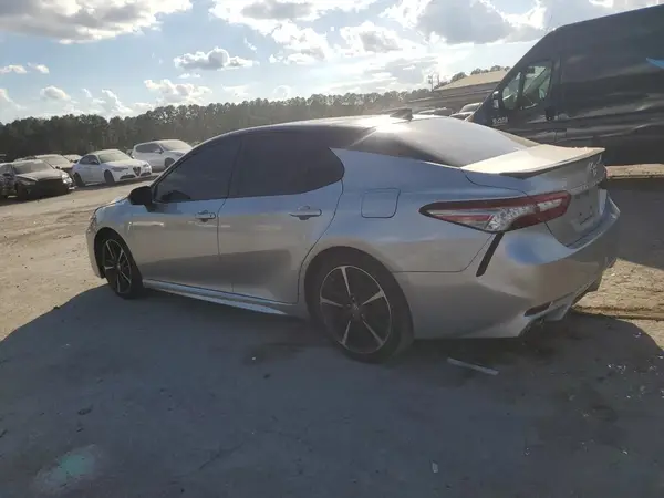4T1B61HK6JU079327 2018 TOYOTA CAMRY - Image 2
