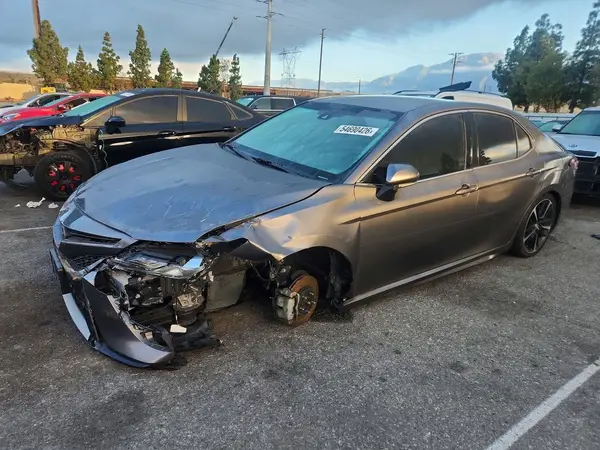 4T1B61HK6JU105862 2018 TOYOTA CAMRY - Image 1