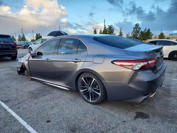 4T1B61HK6JU105862 2018 TOYOTA CAMRY - Image 2