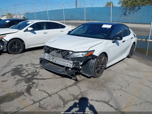 4T1B61HK6JU130616 2018 TOYOTA CAMRY - Image 2