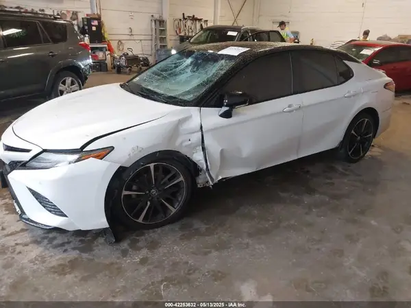 4T1B61HK6JU139428 2018 TOYOTA CAMRY - Image 2